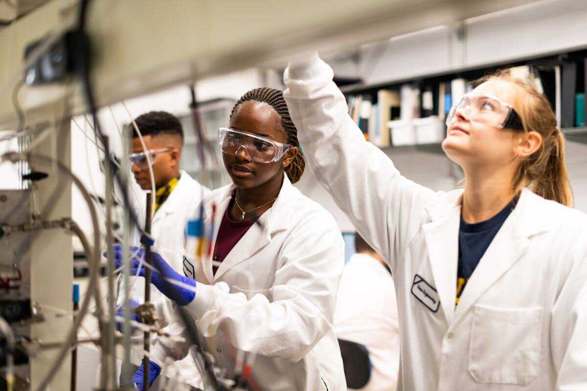 Omolade C. Fasusi, (L) rising Chemical Engineering senior, Eisenberg Summer 网赌论坛有哪些 Fellow, and Kendra R. Watson: rising Chemical Engineering senior, Eisenberg Summer 网赌论坛有哪些 Fellow, set up an electrochemistry experiment